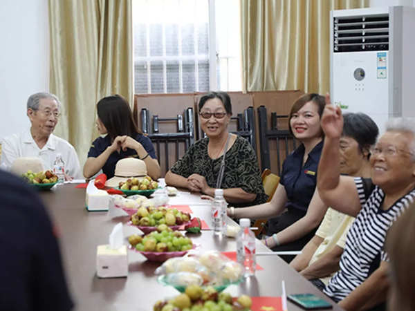 中庭裝飾集團(tuán)丨“情暖中秋，將愛(ài)傳承”——走進(jìn)金浦社區(qū)慰問(wèn)高齡老人